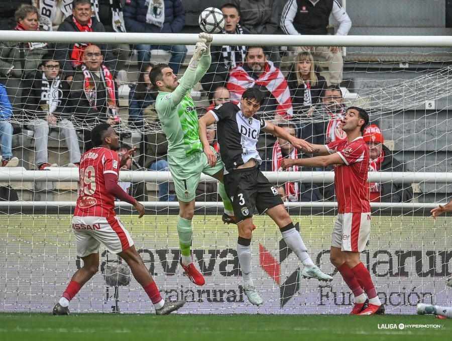 Yáñez despeja un balón en un ataque del Burgos.
