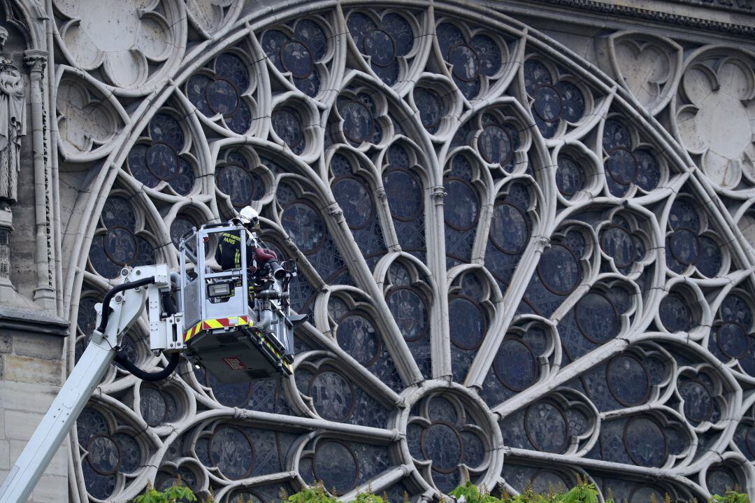 Los bomberos analizan posibles daños en el icónico rosetón de la catedral de Notre Dame.