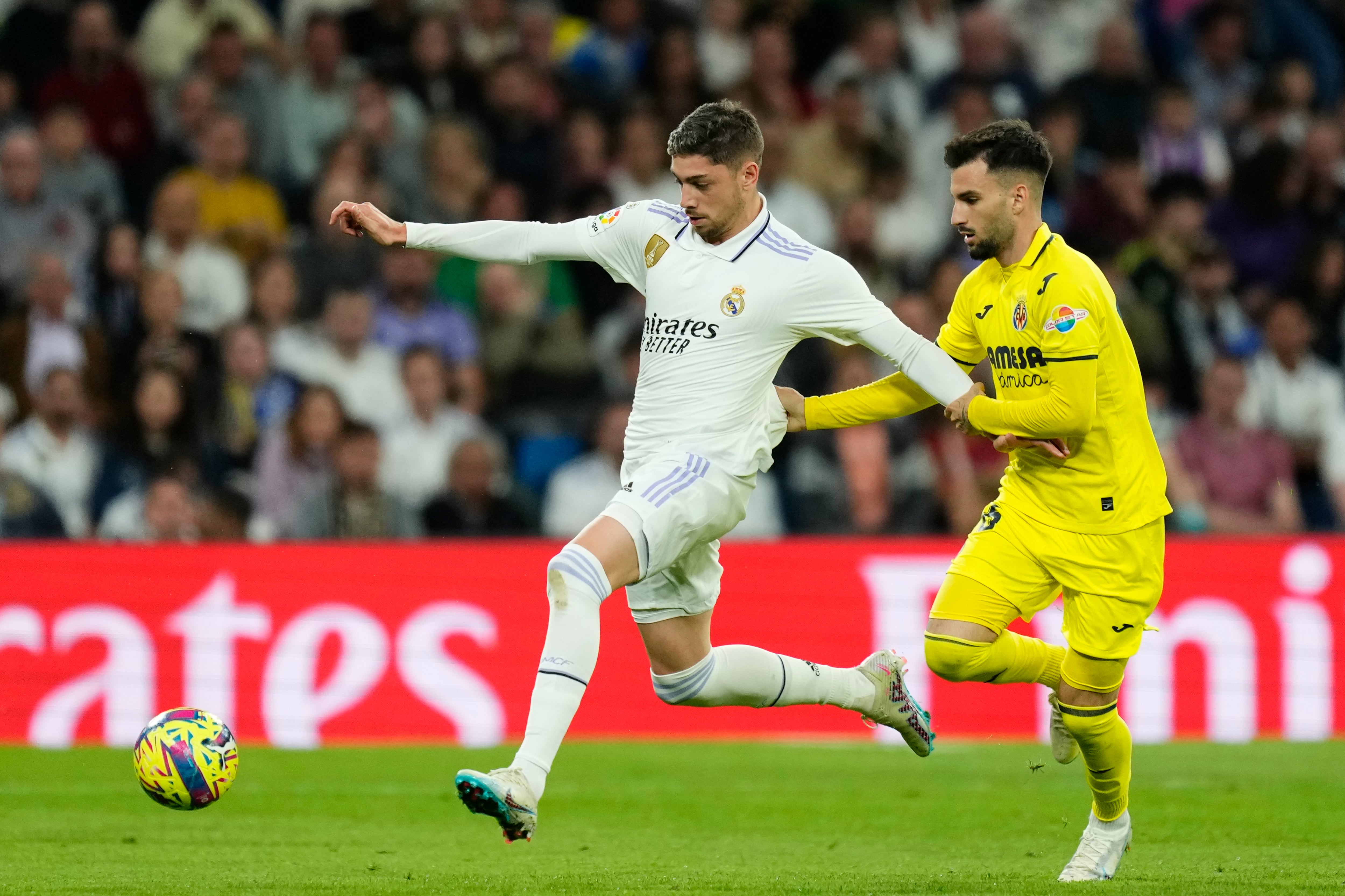 Fede Valverde y Álex Baena durante el último encuentro entre el Real Madrid y el Villarreal CF.