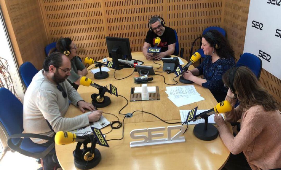 Los diferentes redactores de Radio Murcia cuentan en Hoy por hoy sus impresiones, tras pasar la noche electoral en las sedes de los partidos políticos