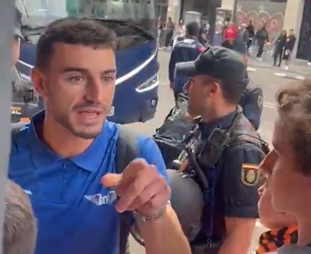 Juan Iglesias enfrentándose a un aficionado a la salida de los jugadores del Getafe de Mestalla.