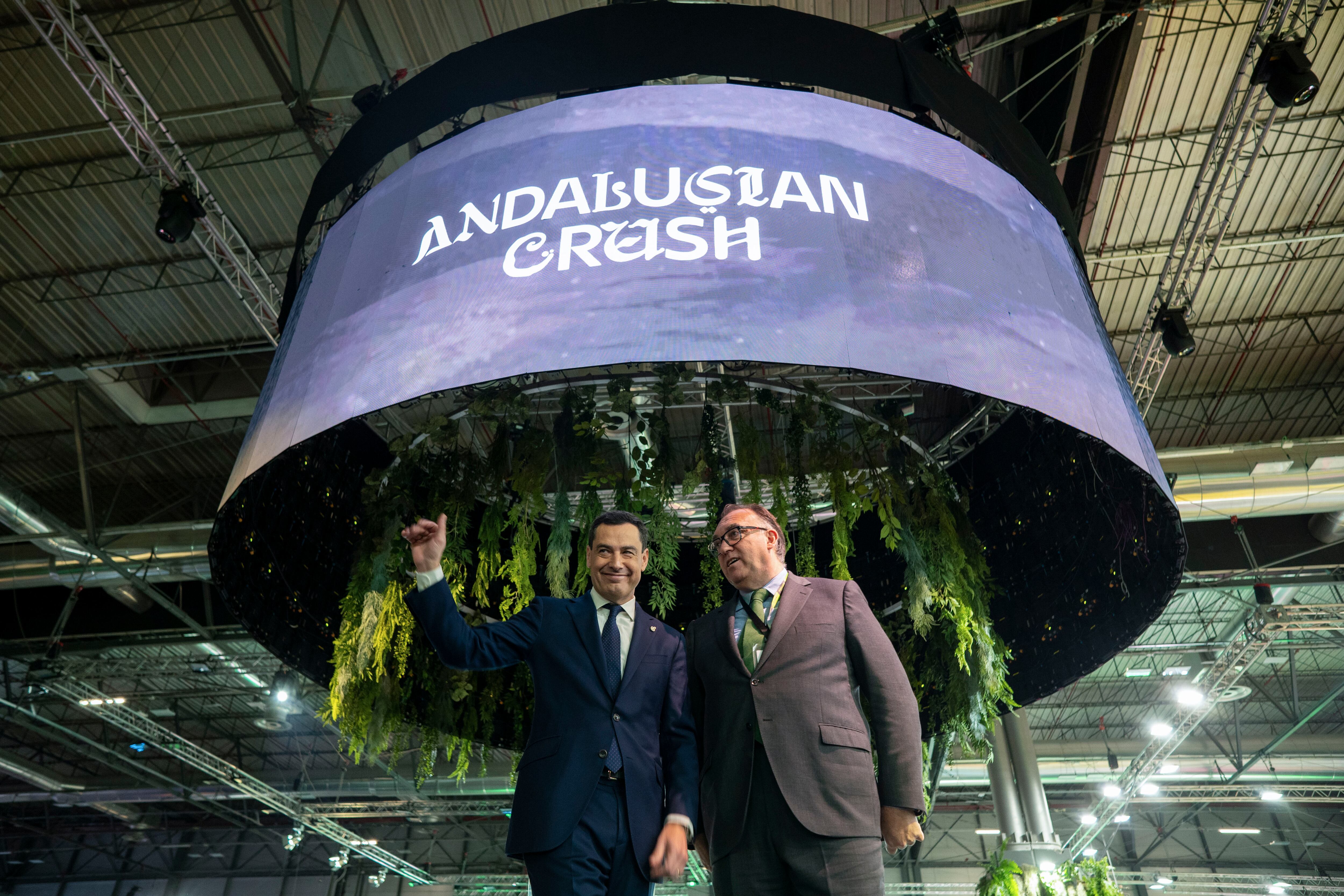 MADRID, 24/01/2024.- El presidente de Andalucía, Juanma Moreno (i) inaugura el pabellón de la comunidad andaluza en la Feria Internacional de Turismo, Fitur 2024, este miércoles en el recinto ferial Ifema de Madrid. EFE/FERNANDO VILLAR