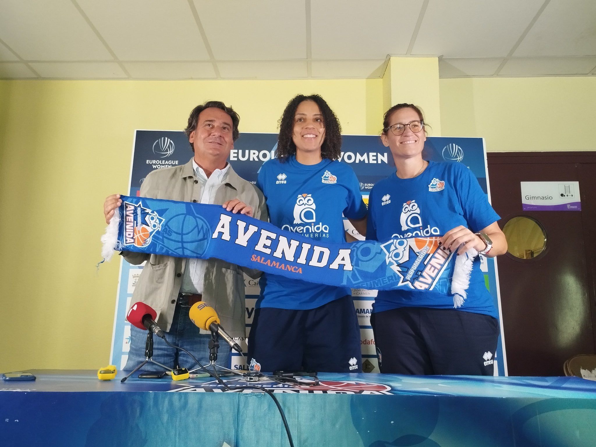 El presidente de Avenida, Jorge Recio, junto a Cierra Burdick y Anna Montañana/Cadena SER