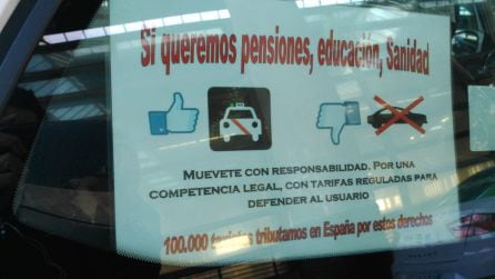 Cartel en uno de los taxis en huelga.