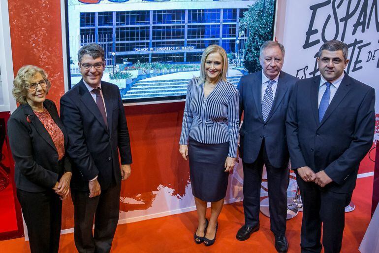 De izquierda a derecha, la alcaldesa de Madrid, Manuela Carmena; el ministro de Energía, Turismo y Agenda Digital, Álvaro Nadal; la presidenta de la Comunidad de Madrid, Cristina Cifuentes; el presidente de IFEMA, Clemente González Soler; y el nuevo secre