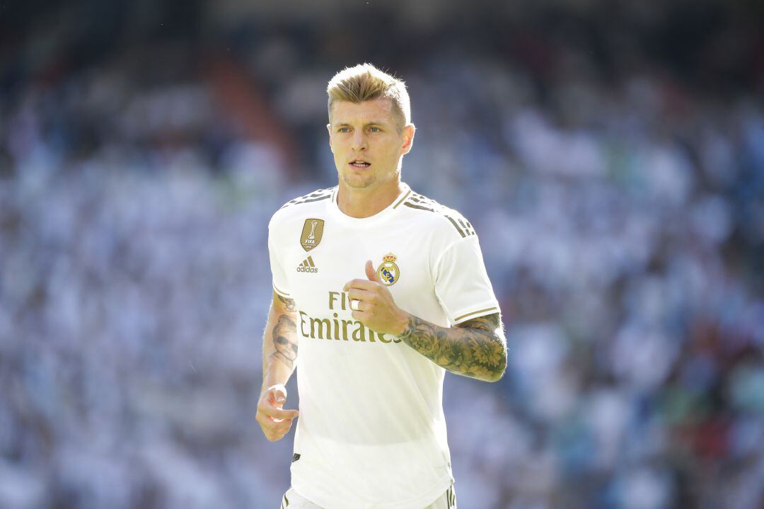 Toni Kroos abandona el terreno de juego durante el Real Madrid-Granada.