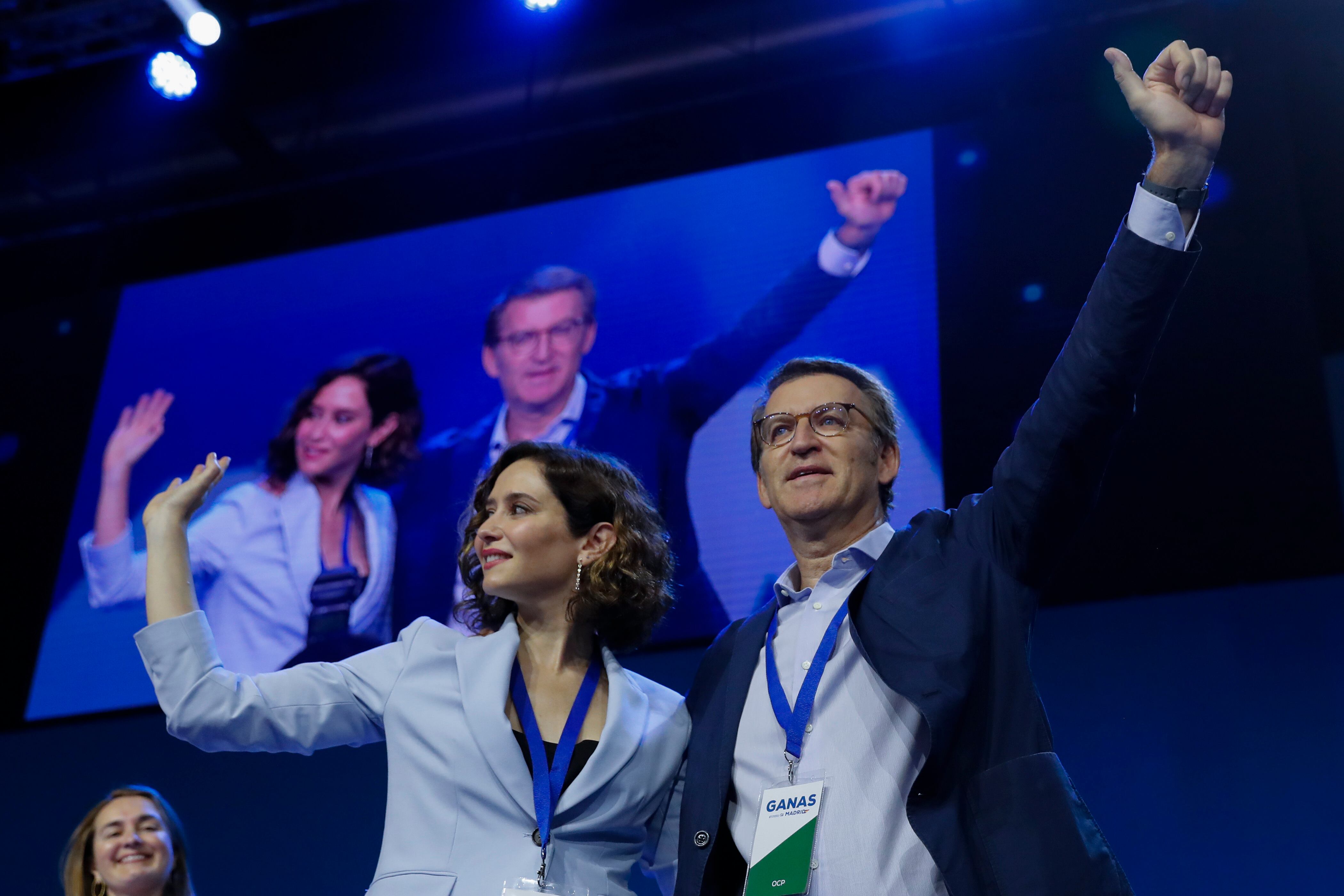 La presidenta del PP madrileño, Isabel Díaz Ayuso (i), y el líder del partido, Alberto Núñez Feijóo (d), al inicio de la segunda jornada del Congreso extraordinario del PP de Madrid que se celebra este sábado.