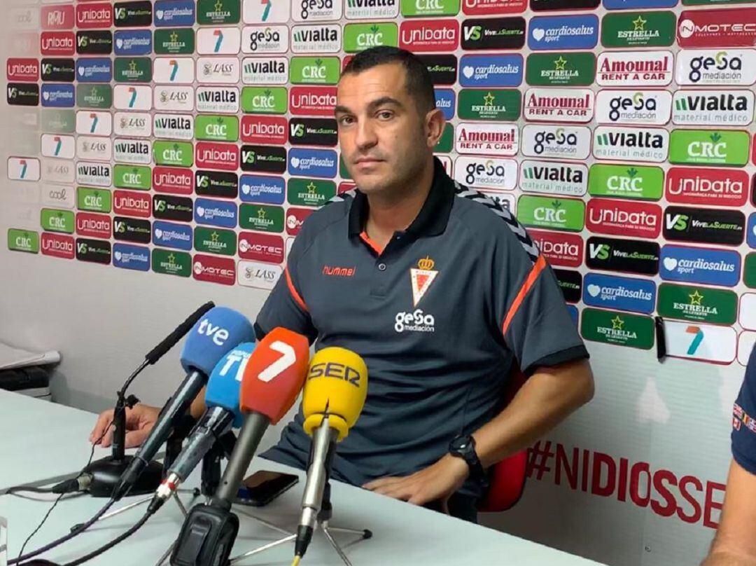 Adrián Hernández, entrenador del Real Murcia, en la previa del partido contra el Algeciras