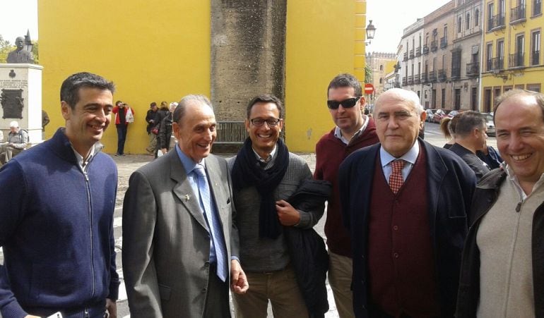 De izquierda a derecha Manolo Aguilar, Manuel Ruiz de Lopera,Víctor Fernández,Florencio Ordóñez, José Antonio Sánchez Araujo y Eladio de León