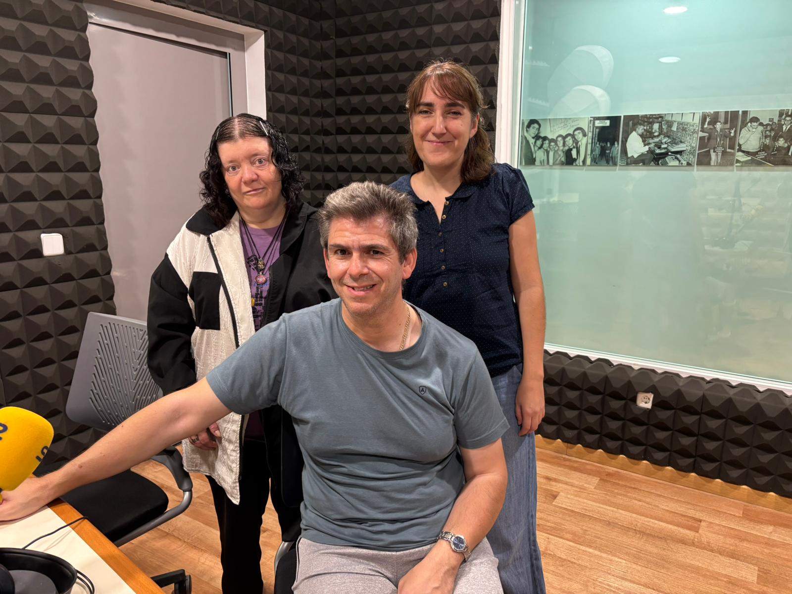 Alegría Castillo coordinadora de la VII Jornada Art Brut, Juan Diego Asencio y Maria Isabel Segura usuarios y miembros del colectivo Ojo Pértico del Centro Ocupacional de la Puebla de Cazalla