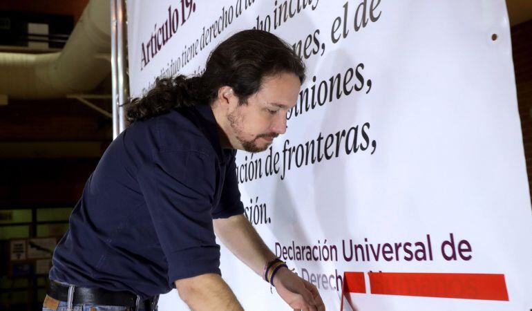 El secretario general de Podemos, Pablo Iglesias, durante la lectura pública del libro “Fariña”.