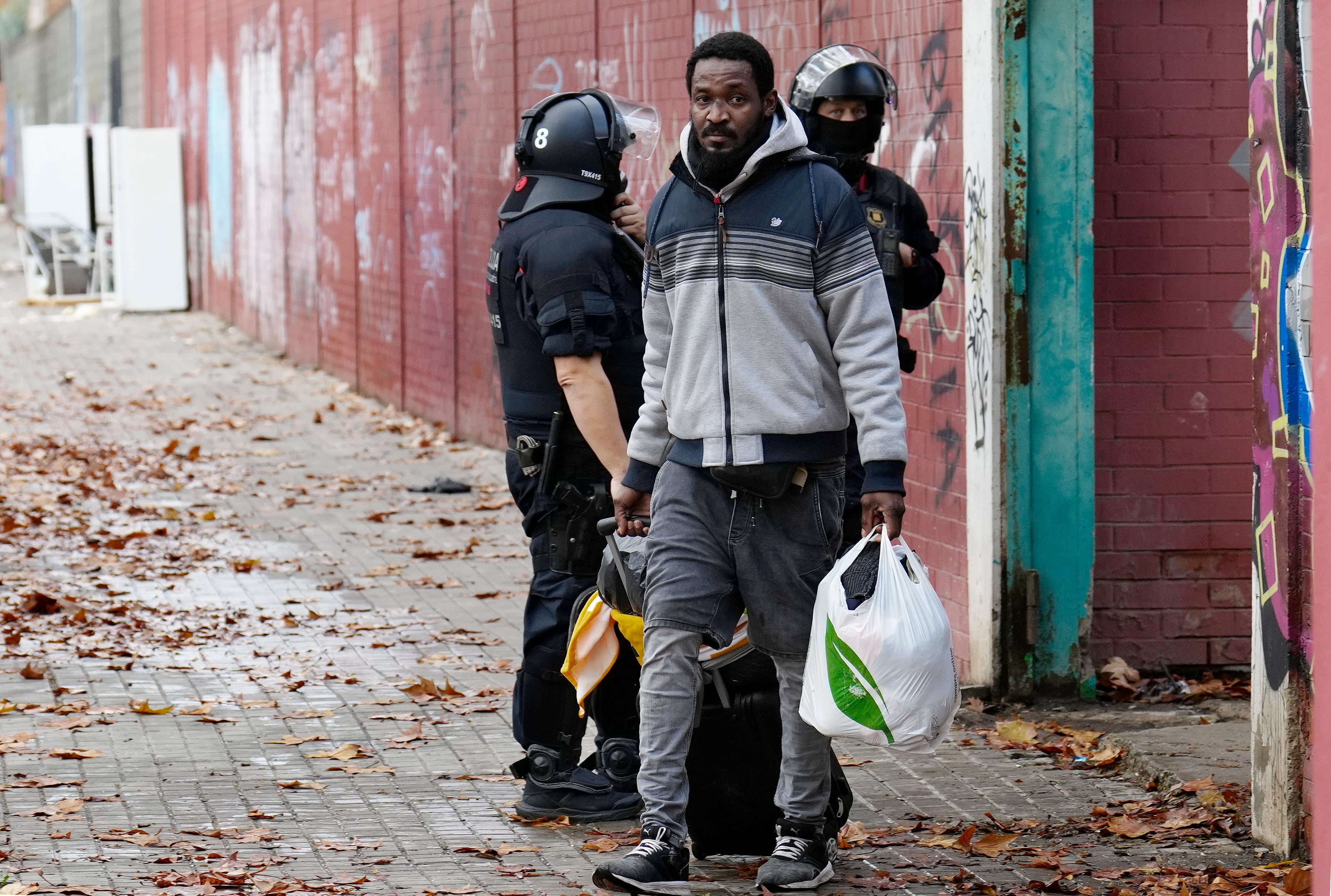 El Ayuntamiento de Badalona no va a permitir que los 400 migrantes desalojados recuperen sus pertenencias. EFE/ Alejandro Garcia