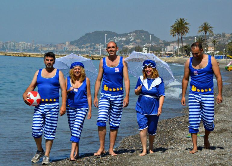 El cabeza de cartel de Málaga para la gente (IU), Eduardo Zorrilla, (en el medio) pasea por las playas del Palo junto a miembro de su candidatura