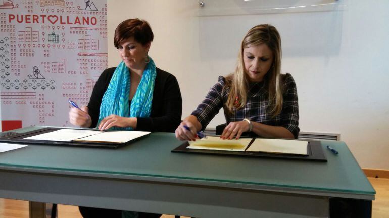 Elena de la Cruz ( derecha ) y Maite Fernández en el momento de la firma del convenio