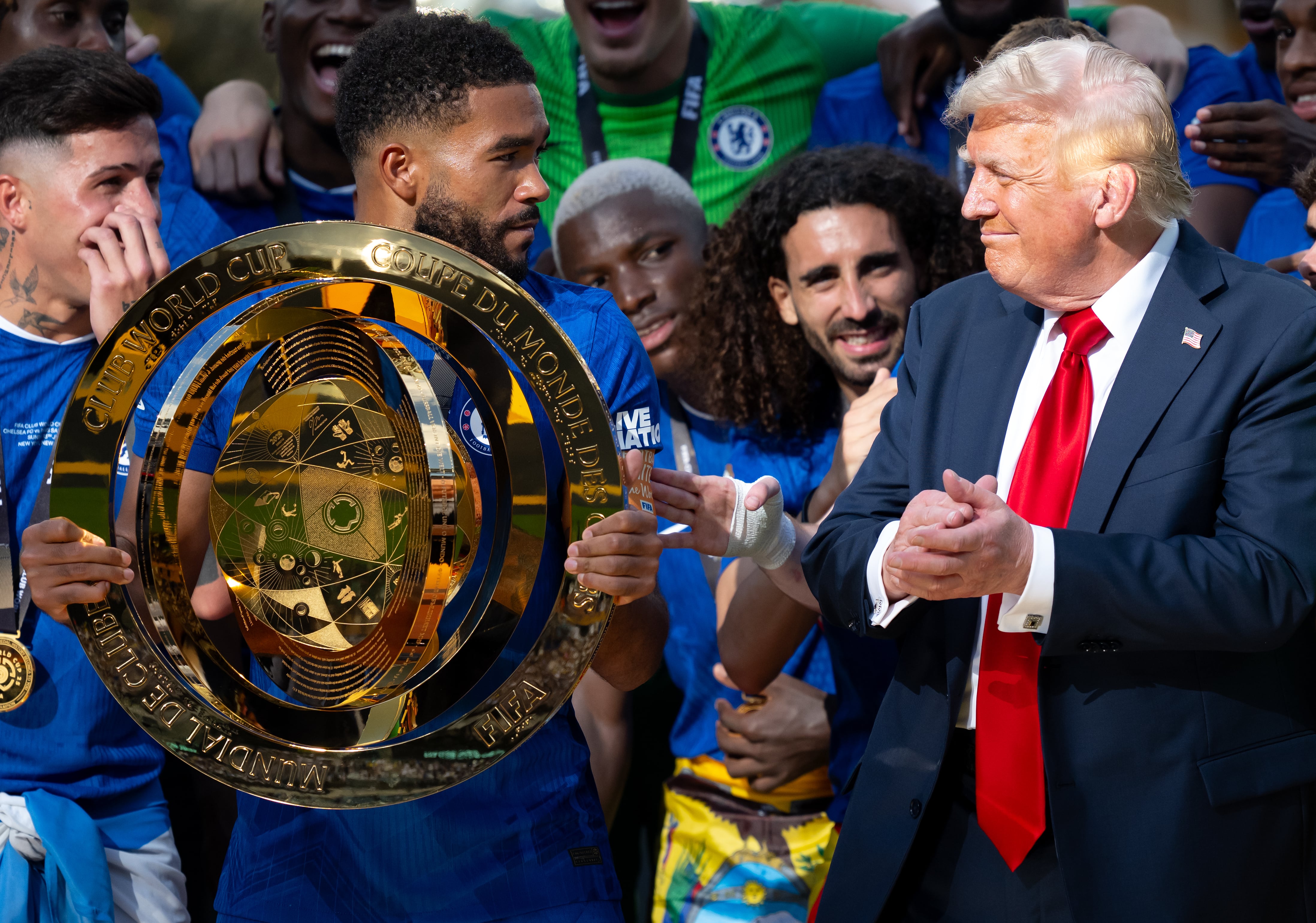 Reece James habla con Donald Trump antes de levantar el título del Mundial de Clubes
