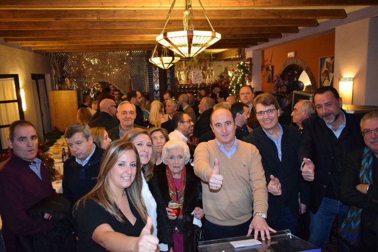 Juan García Montero, en el centro, con simpatizantes de su candidatura para el congreso provincial del PP de Granada