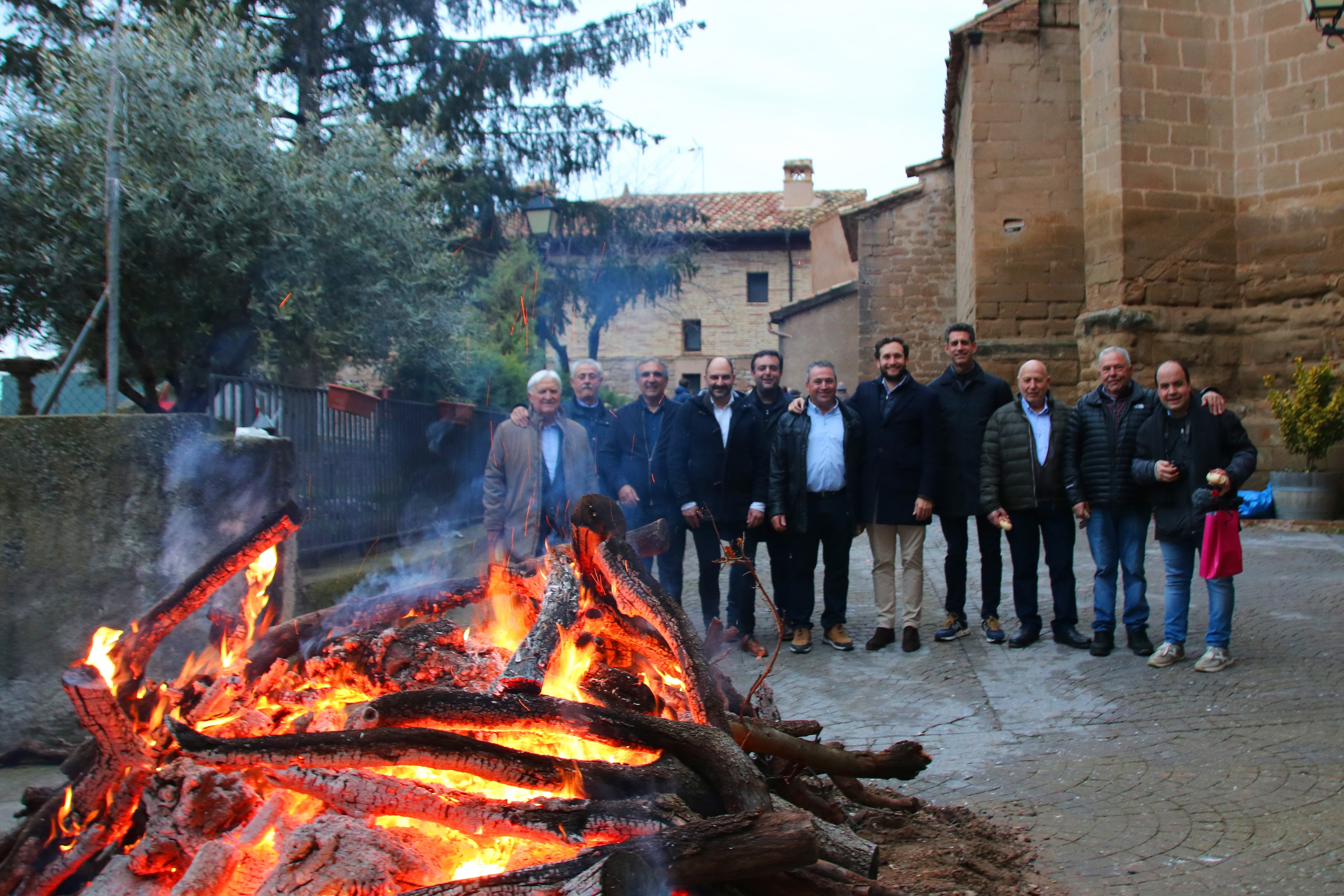 El presidente de la Diputación Provincial, Isaac Claver y los diputados Fernando Torres, Alvaro Bescós y Daniel Gracia, el presidente de la Comarca del Somontano, Saúl Pérez y el diputado en las Cortes, José Pedro Sierra.