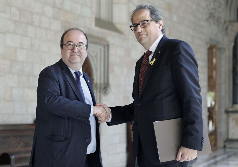 El presidente de la Generalitat, Quim Torra (d), ha iniciado su ronda de contactos con líderes parlamentarios con una reunión con el primer secretario del PSC, Miquel Iceta