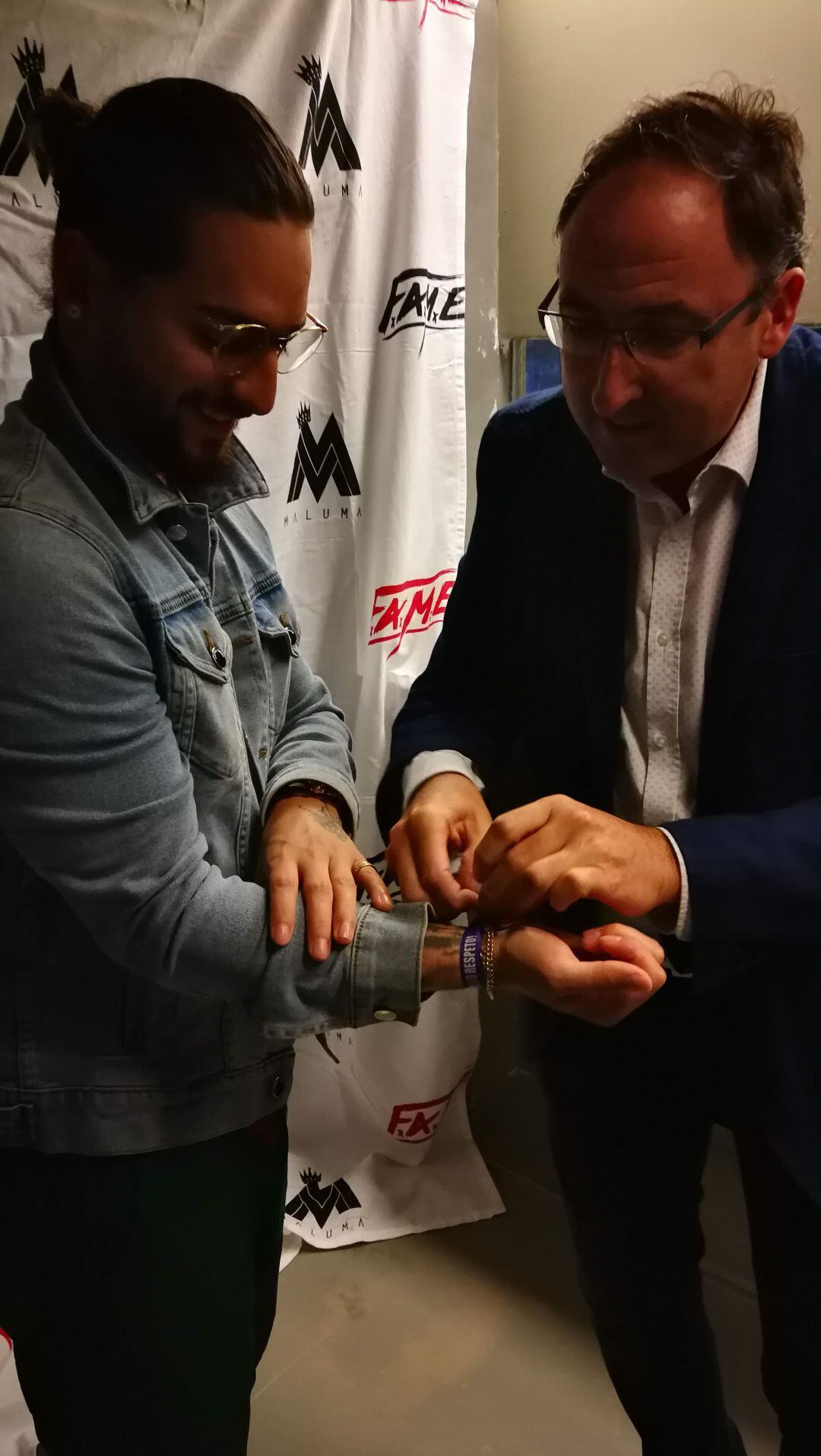 Maluma se colocó la pulsera de la campaña