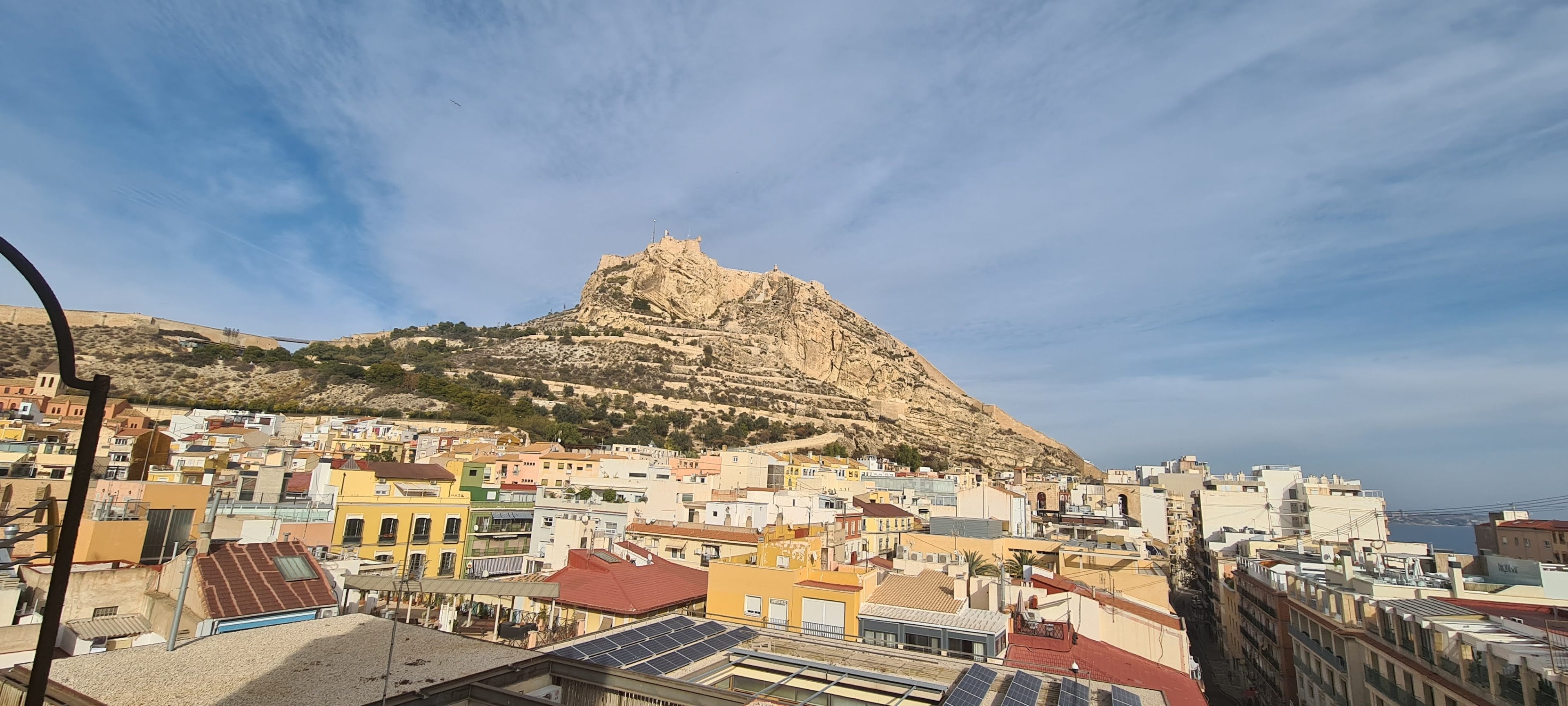 Panorámica de Alicante con el castillo de Santa Bárbara al fondo