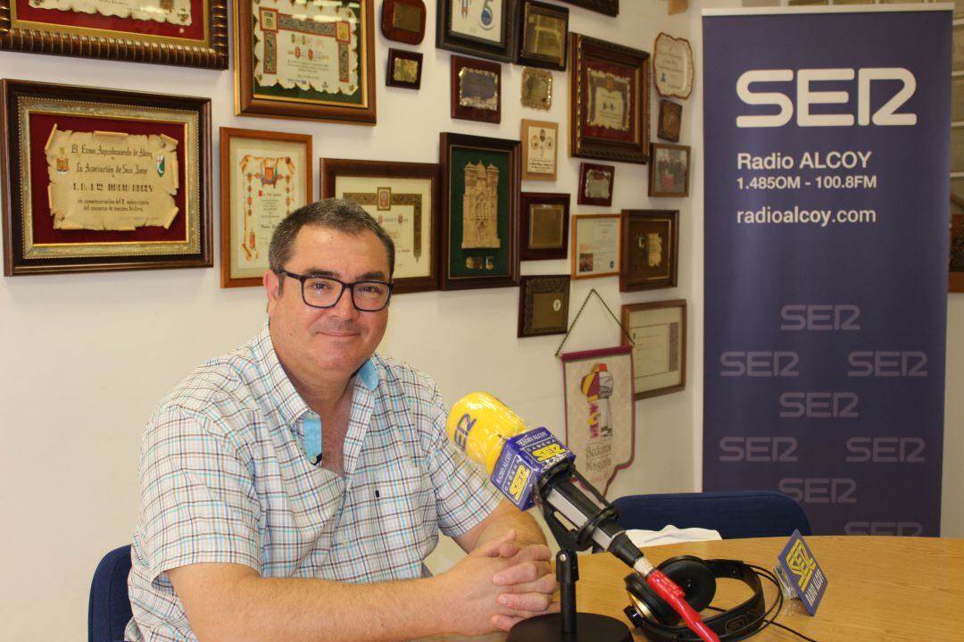 Jesús Martínez, director de l'IES Andreu Sempere d'Alcoi, rere l'entrevista en Hoy por Hoy Alcoy.