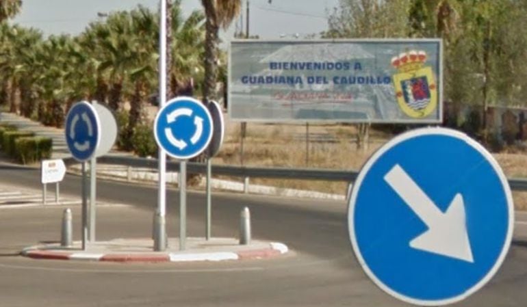 Cartel de bienvenida en la entrada al municipio pacense de Guadiana del Caudillo.