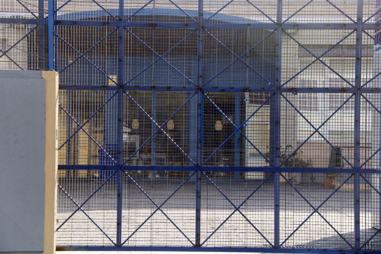 Imatge de la porta exterior i la interior del CIE de la Zona Franca de Barcelona