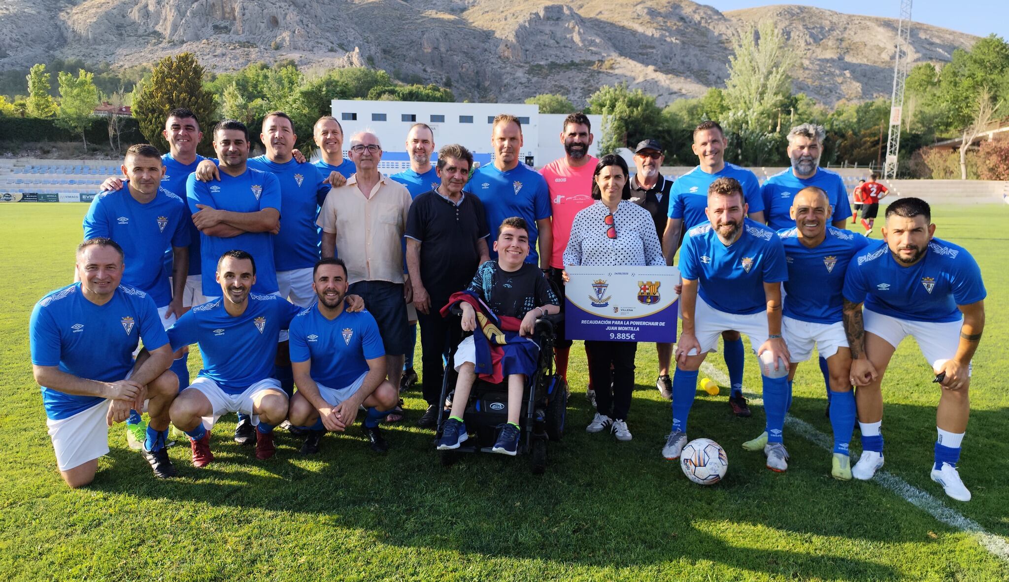 Momento de la entrega del cheque