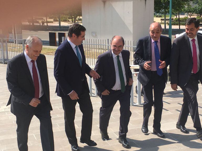 El Presidente de Aragón junto a los representantes de las organizaciones empresariales