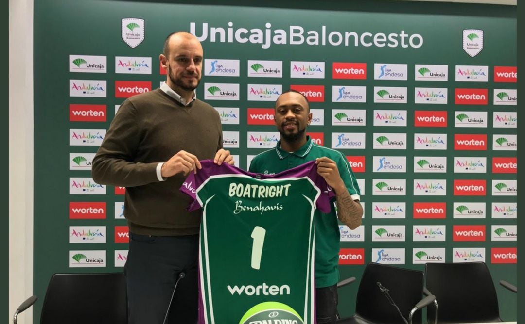 Ryan Boatright posa, junto a Jiménez, con la camiseta del Unicaja