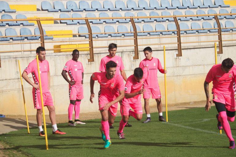 Los jugadores de la Cultural se entrenaron vestidos de rosa