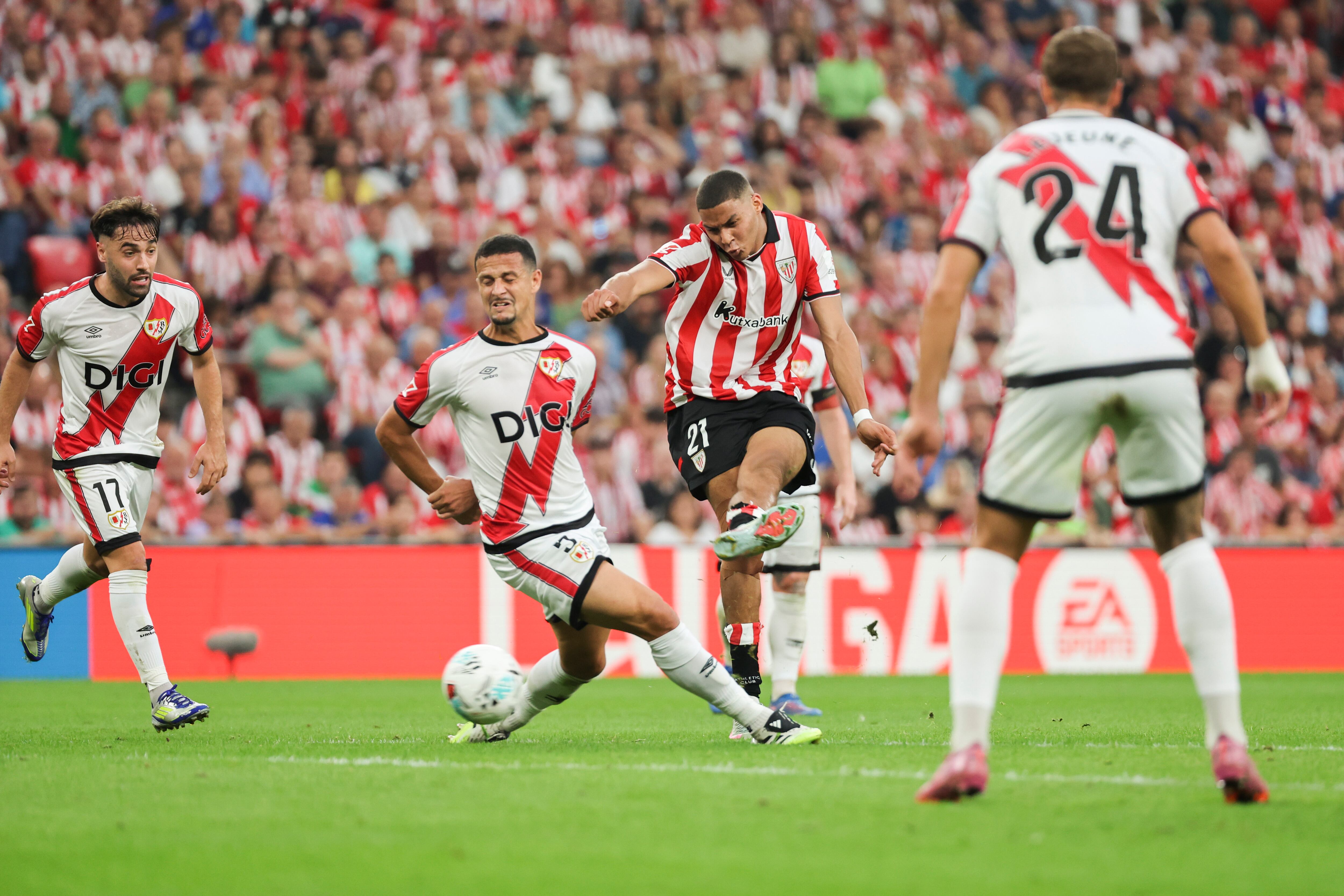 Maroan Sannadi dispara a puerta durante el encuentro correspondiente a la segunda jornada de LaLiga EA Sports disputado entre el Athletic Club y el Rayo Vallecano en San Mamés