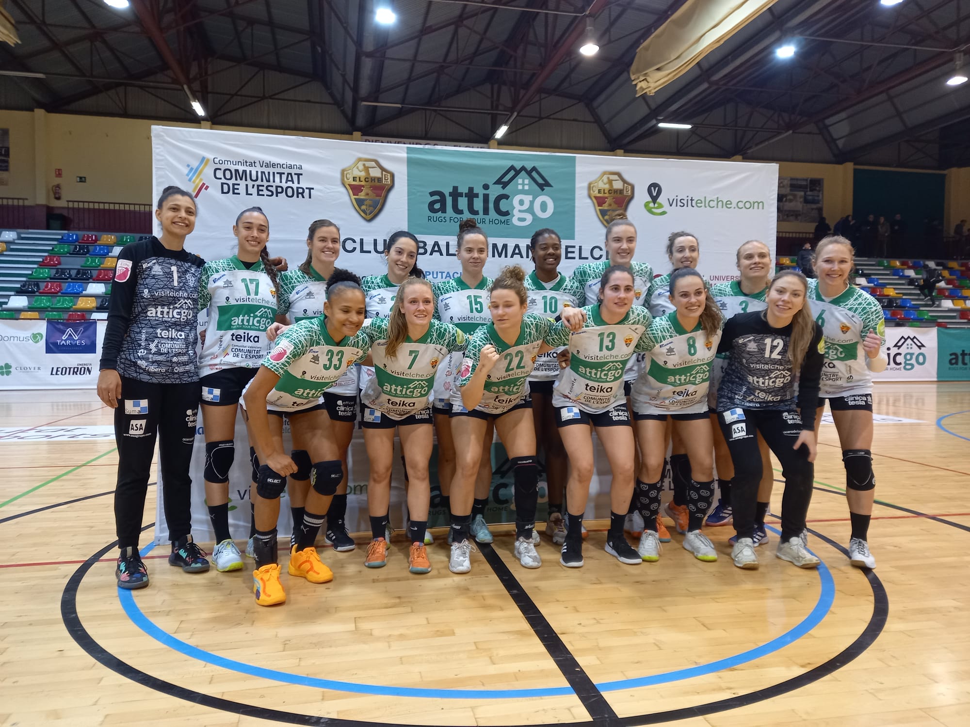 Las jugadoras del Elche Atticgo posan tras lograr la victoria ante el Beti Onak