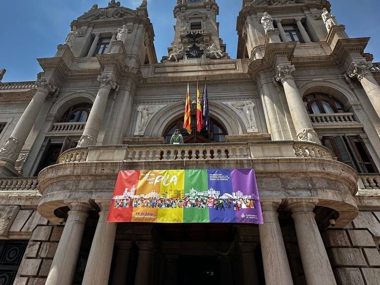 Bandera del arcoíris en el balcón del Ayuntamiento de València