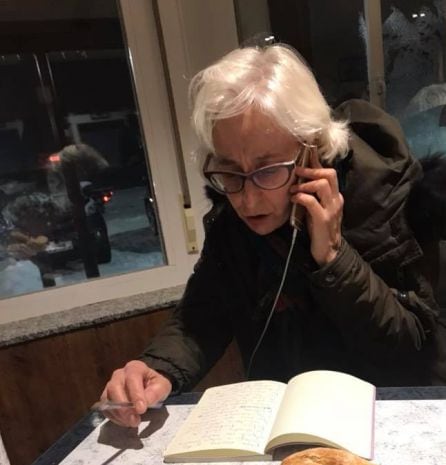 Mariola Lourido, jefa de Sociedad de la SER, informa en directo desde un hostal de carretera en Labajos, Segovia. El coche en el que viajaba ha sido uno de las afectados por la intensísima nevada.