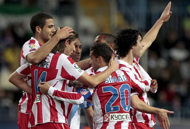 El portugués celebra con sus compañeros su segundo gol ante el Málaga en La Rosaleda