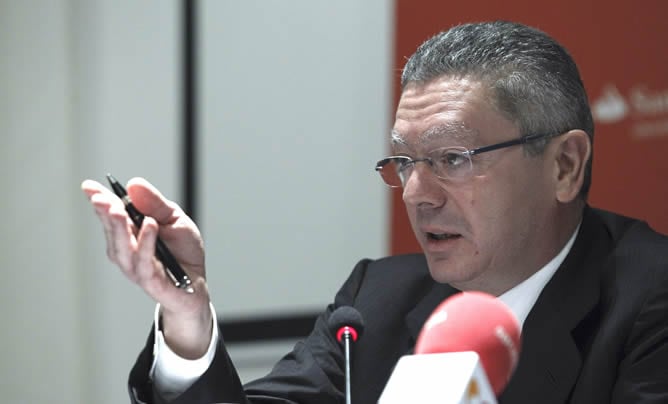 El ministro de Justicia, Alberto Ruiz Gallardón, durante su intervención en un seminario en los cursos de verano de El Escorial