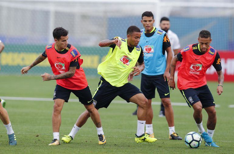 Los jugadores de la selección Brasil Philippe Coutinho, Gabriel Jesus, Thiago Silva y Neymar Jr. en acción durante una sesión de entrenamiento de su equipo hoy,