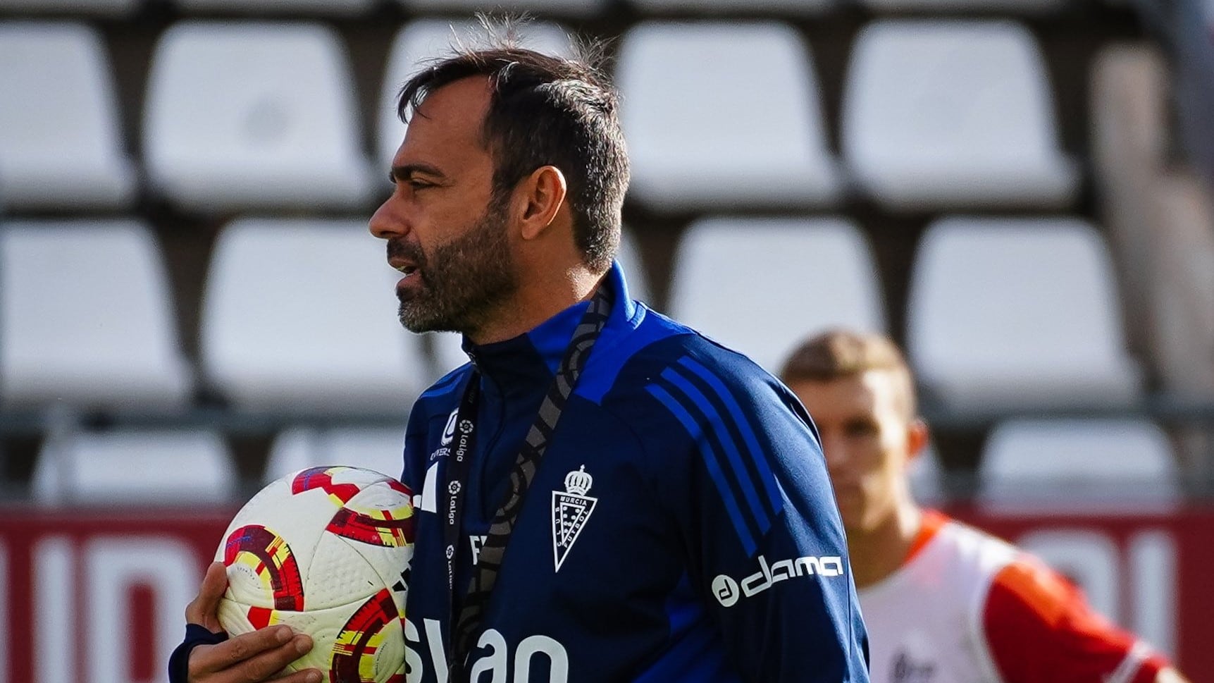 Fran Fernández dirige un entrenamiento del Real Murcia.