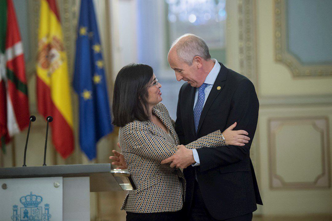 La ministra de Política Territorial y Función Pública, Carolina Darias, y el portavoz del Gobierno Vasco y consejero de Autogobierno, Josu Erkoreka, después de la rueda de prensa conjunta que han ofrecido tras la reunión que han mantenido este miércoles en Madrid para reanudar la negociación de las transferencias pendientes recogidas en el Estatuto de Gernika.