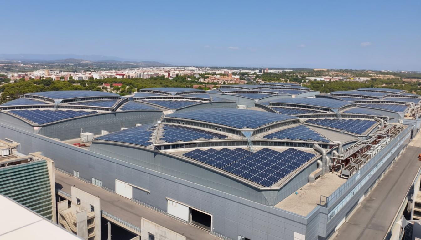 Feria Valencia convierte 40.000 m² de sus cubiertas en un huerto solar capaz de abastecer a 900 hogares (recreación digital)