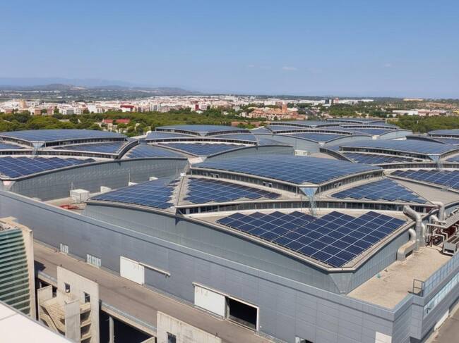 Feria Valencia convierte 40.000 m² de sus cubiertas en un huerto solar capaz de abastecer a 900 hogares (recreación digital)