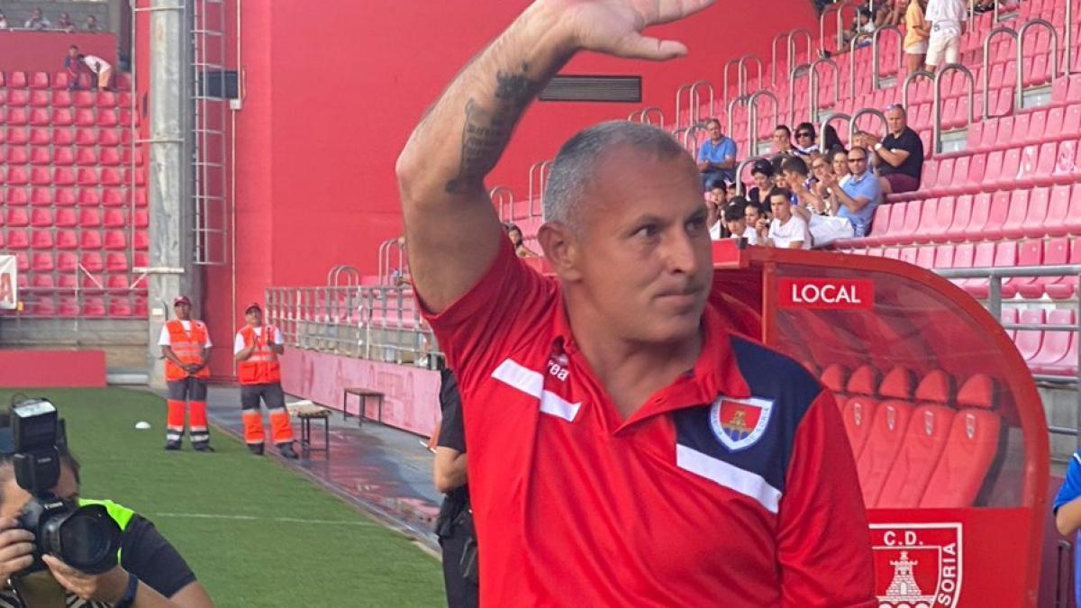 Javi Moreno, en el banquillo del Numancia.