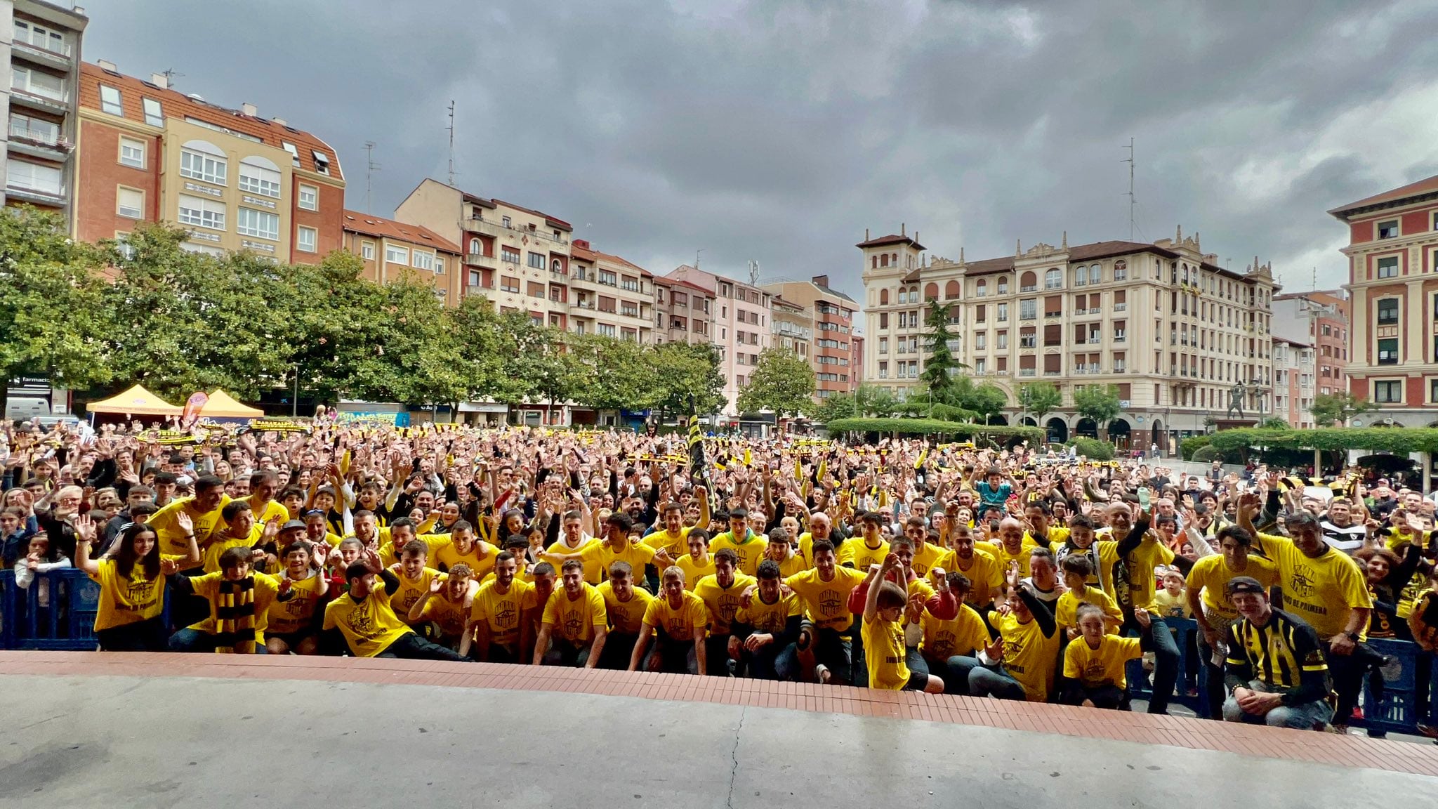 Celebración del Barakaldo junto a su afición tras el ascenso a Primera RFEF logrado este fin de semana