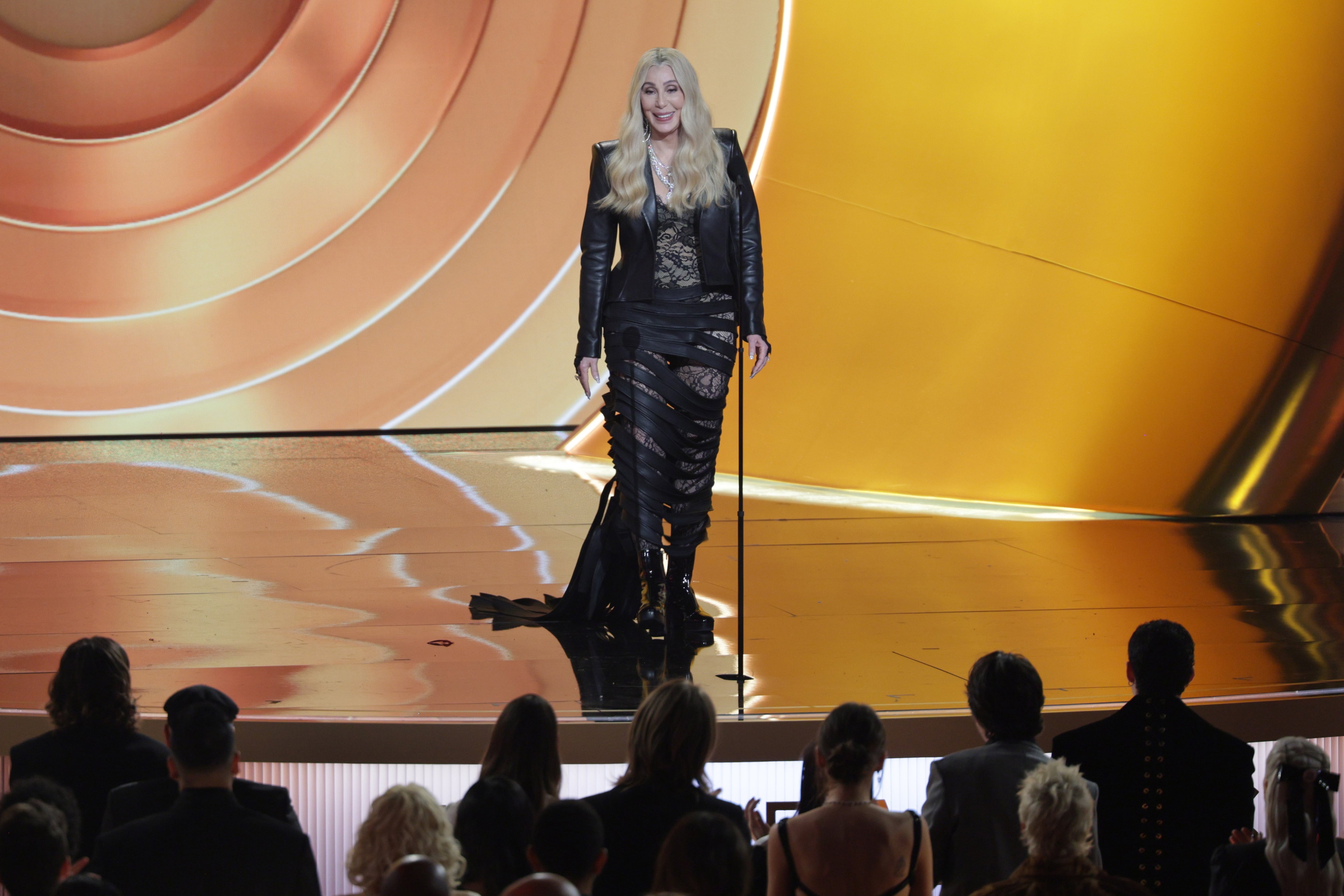La cantante y actriz estadounidense Cher en el escenario durante la 68.ª ceremonia anual de los premios Grammy en el Crypto.com Arena de Los Ángeles, California, EE. UU., el 1 de febrero de 2026.