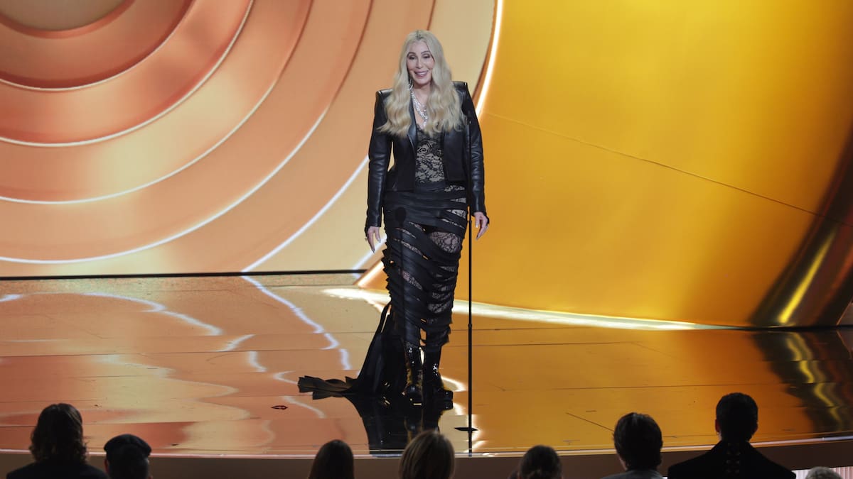 Cher protagoniza una cómica confusión en los Grammy a la hora de entregar un premio