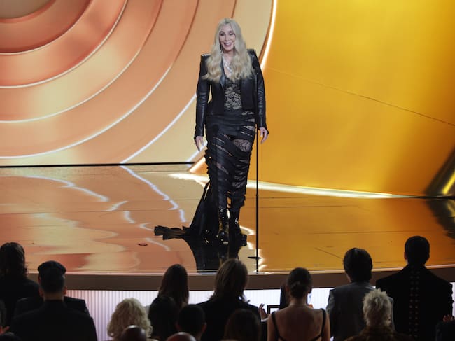 La cantante y actriz estadounidense Cher en el escenario durante la 68.ª ceremonia anual de los premios Grammy en el Crypto.com Arena de Los Ángeles, California, EE. UU., el 1 de febrero de 2026.