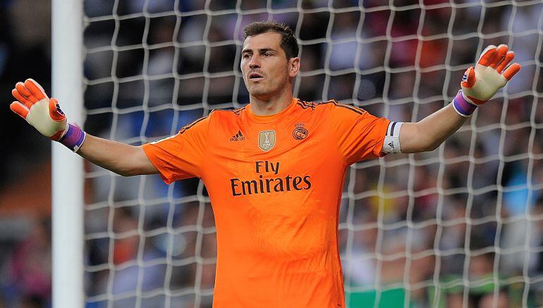 Casillas pidiendo calma en el Bernabéu
