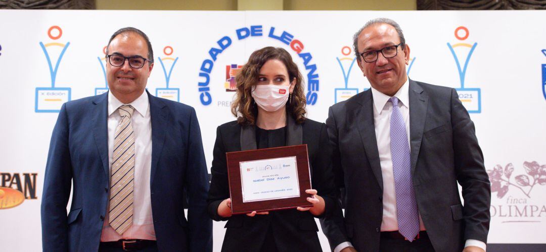 Isabel Díaz Ayuso, junto al alcalde de Leganés y el presidente de UNELE