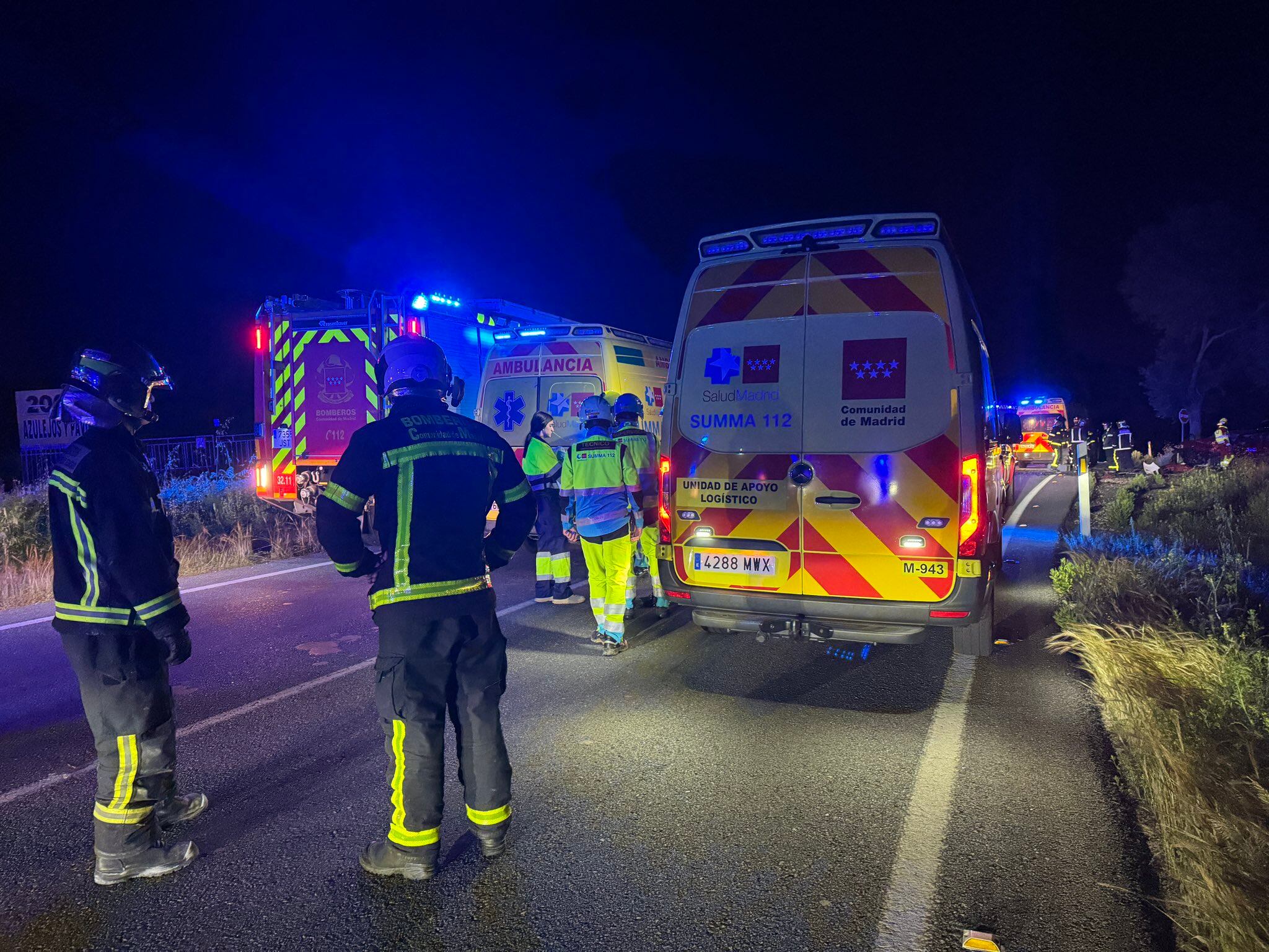 Los servicios de emergencias actuando tras al choque de los turismos